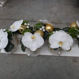 composition florale orchidée avec boules dorées
